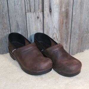 Dansko narrow brown clogs mens 8/womens 11